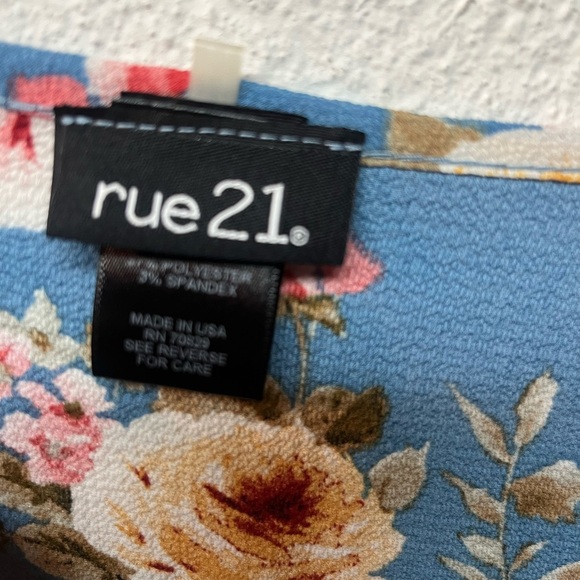 Rue21 Blue Floral Patterned Top. Medium - Picture 3 of 6